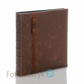 Brązowy album fotograficzny z tłoczonym wzorem roślinnym, przewiązany wstążką w odcieniu miedzianym, widoczny z boku, na białym tle.