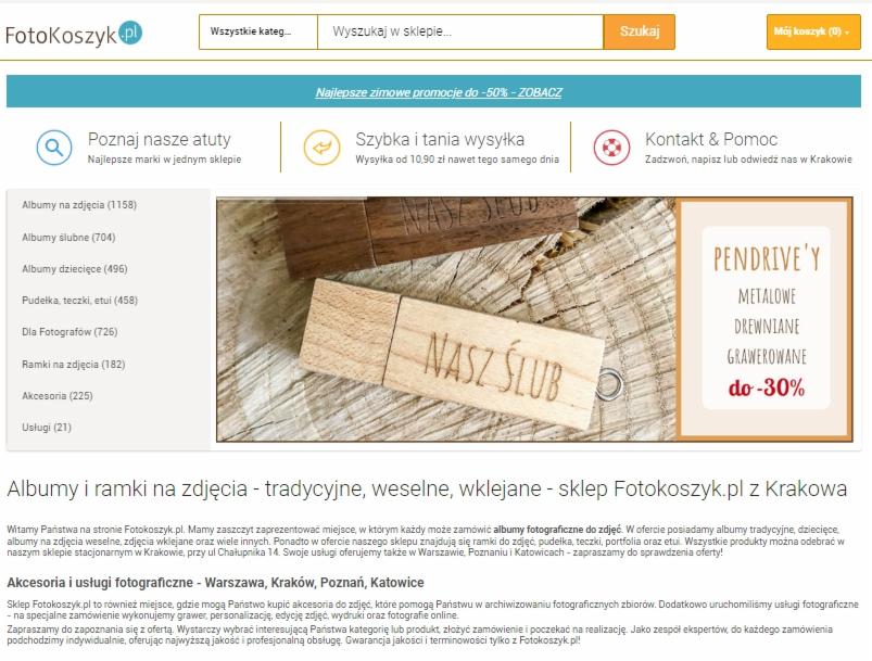 Drewniany pendrive z grawerem 'Nasz Ślub' leżący na drewnianym tle, obok reklama pendrive'ów metalowych i drewnianych z grawerem -30%, strona sklepu internetowego Fotokoszyk.pl