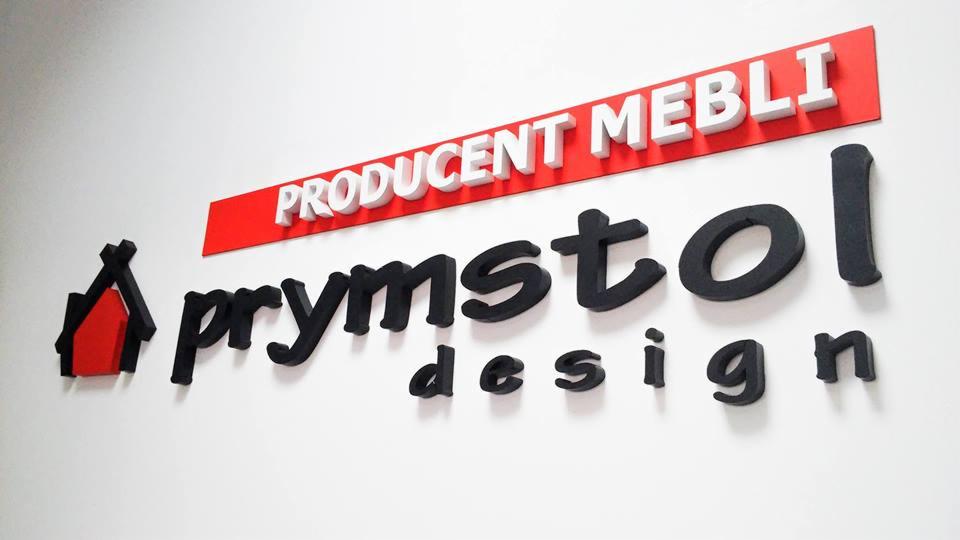3D logo firmy Prymstol Design z napisem 'PRODUCENT MEBLI' na czerwonym tle, umieszczone na białej ścianie.