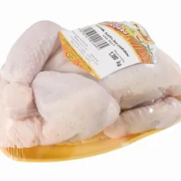 Zapackowana tuszka kurczaka bez podrobów, o wadze 1.38 kg, na żółtej tacce. Widoczna etykieta producenta. Produkt dostępny w Lutomku.
