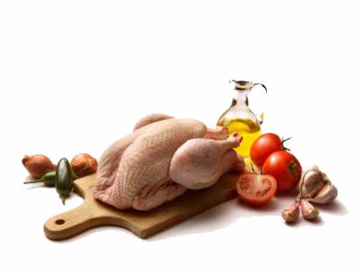 Surowy kurczak na drewnianej desce do krojenia w otoczeniu warzyw, w tym pomidorów, czosnku, cebuli i papryczek chili, z butelką oleju w tle.
