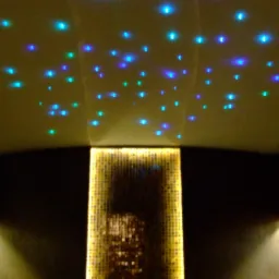 Oświetlenie sufitowe z efektem gwiazd w pomieszczeniu z dekoracyjną ścianą z mozaiki