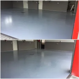 Dwa ujęcia szarej, jednolitej podłogi w pomieszczeniu z szarymi ścianami i białymi drzwiami, widoczny odpływ w podłodze oraz czerwona futryna drzwiowa po prawej.