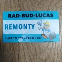 Niebieska wizytówka firmy remontowej Rad-Bud-Lucas z numerami telefonów i ilustracją murarza z kielnią na tle drewnianej powierzchni. Nazwa firmy i słowo 'Remonty' są wyróżnione.