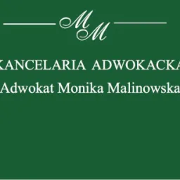 Logo kancelarii prawnej z inicjałami i imieniem adwokata Moniki Malinowskiej na zielonym tle.