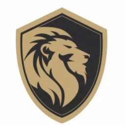 Logo kancelarii prawnej: stylizowana głowa lwa w kolorze złotym, umieszczona w czarnej tarczy z obramowaniem w kolorze złotym, na białym tle.