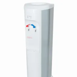 Wolnostojący dystrybutor wody z kranami ciepłej i zimnej wody, biało-szara obudowa, widoczne kontrolki i miejsce na kubek, na białym tle.