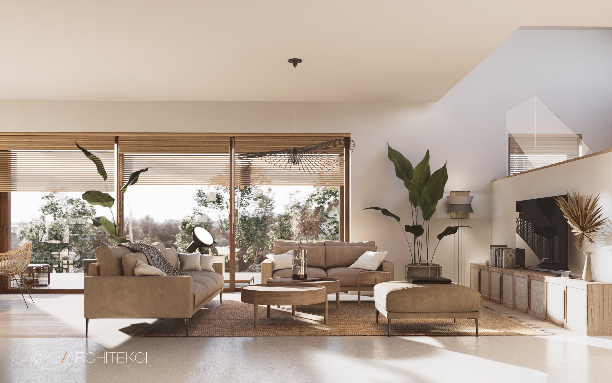 Jasne wnętrze salonu z dużym oknem i drewnianymi żaluzjami, dwie sofy w odcieniach beżu, okrągłe stoliki kawowe na jutowym dywanie, dekoracyjne rośliny doniczkowe i minimalistyczna lampa wisząca.