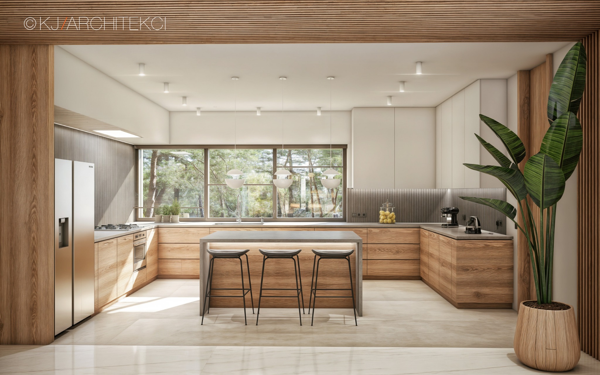 Wnętrze nowoczesnej kuchni z drewnianymi szafkami, wyspą z trzema stołkami barowymi, dużym oknem z widokiem na zieleń i rośliną doniczkową w ozdobnej osłonce.