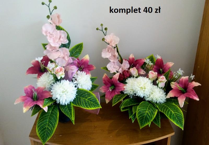Dwa stroiki kwiatowe z liliami, różami i chryzantemami w odcieniach różu, fioletu i bieli, umieszczone na drewnianym stoliku, z napisem 'komplet 40 zł' w prawym górnym rogu.