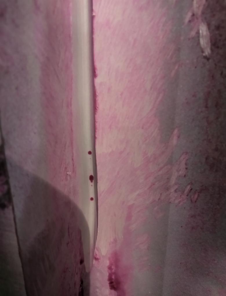 Detaliczne ujęcie fragmentu konstrukcji stalowej w Częstochowie, z widocznymi śladami korozji i minimalnymi zaciekami, ukazujące stan techniczny elementu.