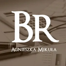 Logo firmy 'BR Agnieszka Mikuła' na tle kalkulatora, wykresu finansowego i lupy, w sepii.