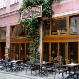 Stolarka drewniana pierogarni Stary Młyn w budynku zabytkowym. Realizacja 2018 Poznań, ul Zamkowa 7