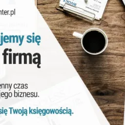 Biurko z laptopem, filiżanką kawy, dokumentami i notatnikiem, prezentujące usługi finansowe dla firm.