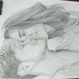 BArt - Szkic ołówkiem przedstawiający parę, widoczny na białym papierze z czarnymi klipsami po bokach.