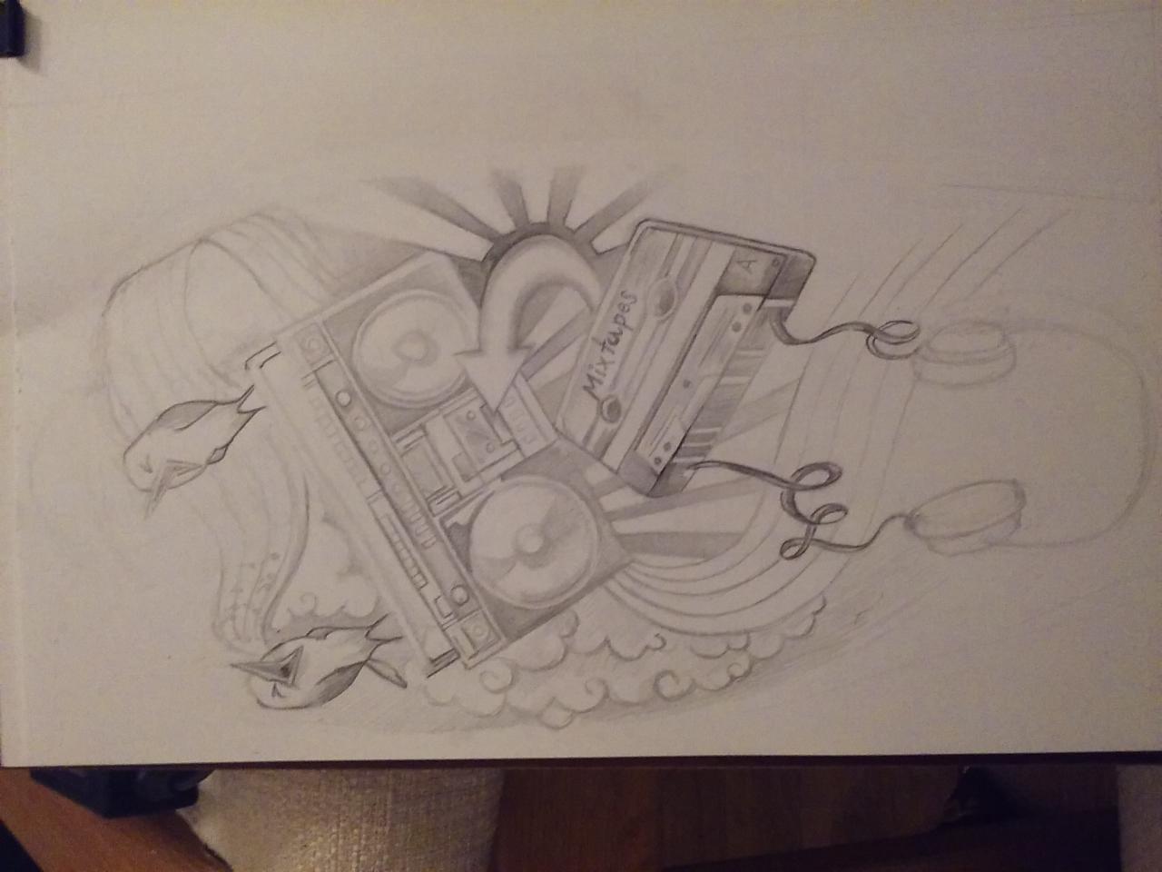 Szkic ołówkiem przedstawiający boombox, kasetę magnetofonową z napisem 'Mixtapes', słuchawki i ptaki w stylu retro.