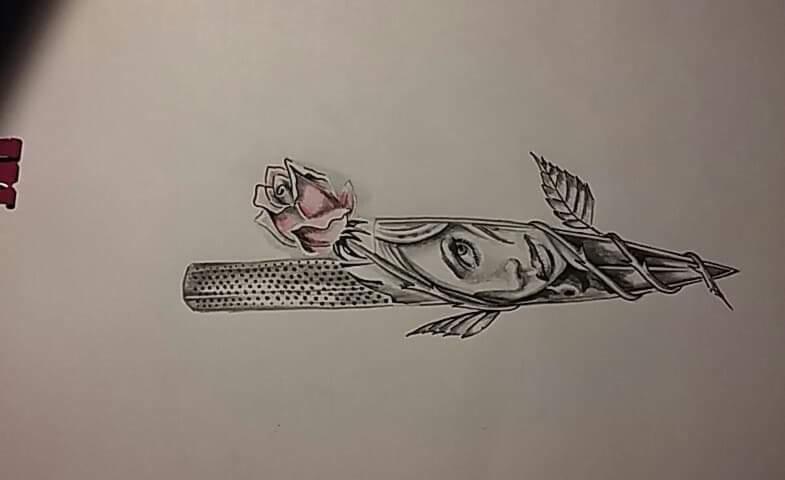 Ręcznie rysowany szkic przedstawiający surrealistyczną kompozycję: igła do szycia z nasadką w kształcie róży i twarzą kobiety oplecioną pnączem.