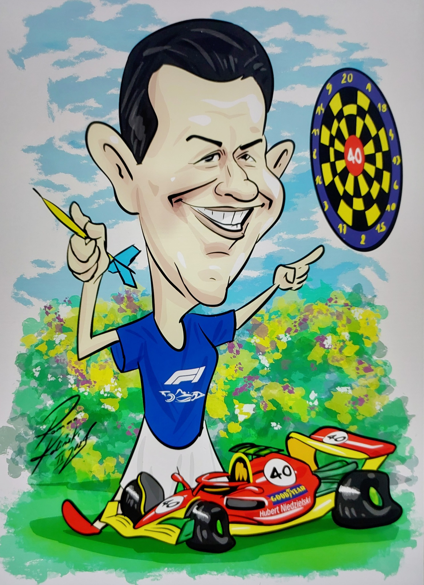 Karykatura mężczyzny w koszulce z logo Formuły 1, trzymającego strzałkę do darta, z tarczą do darta w tle i bolidem Formuły 1 u stóp.