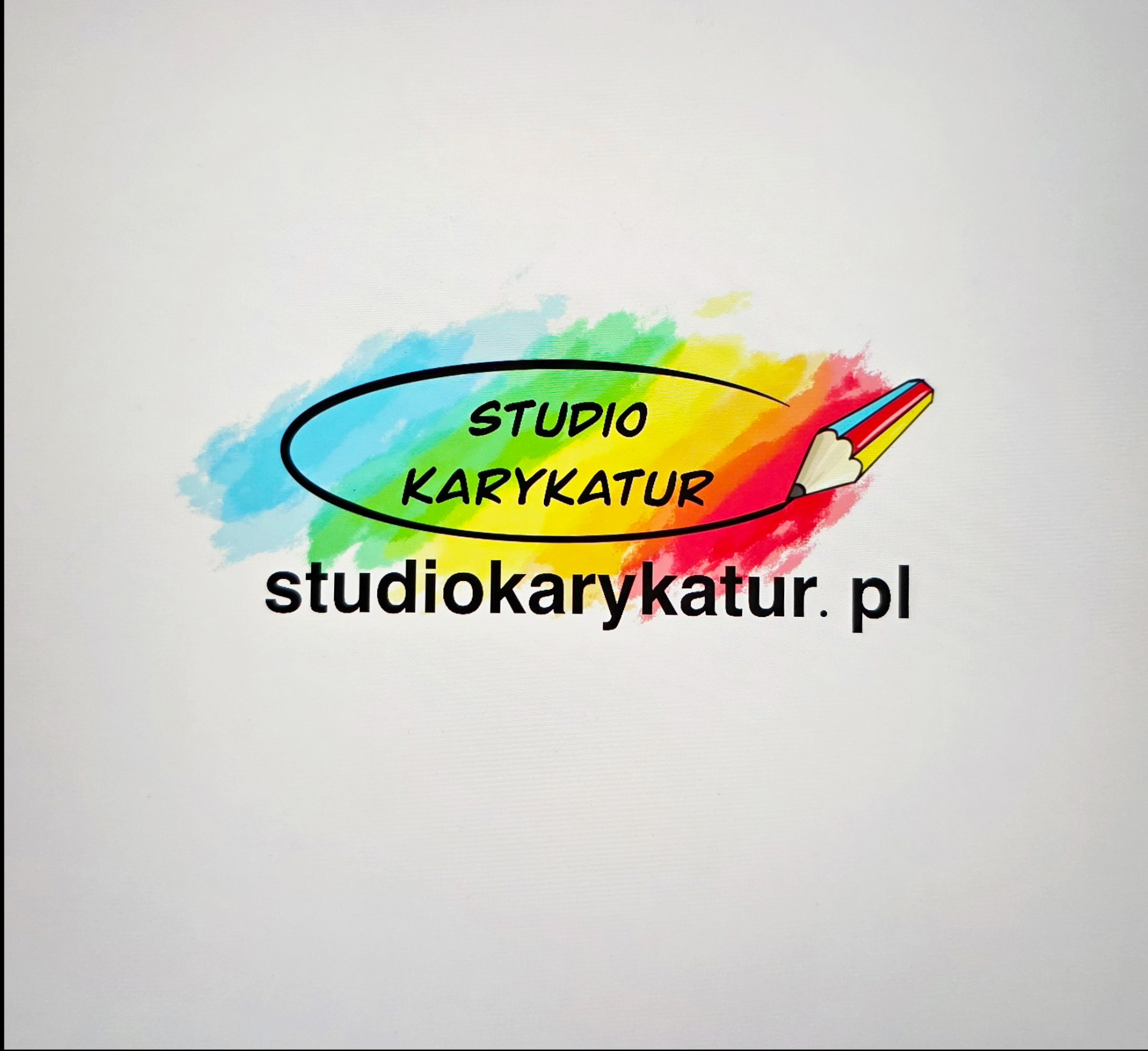 Kolorowe logo studia karykatur z pędzlem i adresem strony internetowej na białym tle. Nazwa firmy otoczona czarną elipsą.