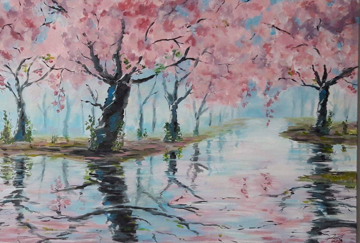 Obraz olejny przedstawiający aleję kwitnących drzew wiśni, odbijających się w wodzie, z rozmytym tłem w odcieniach błękitu i zieleni.