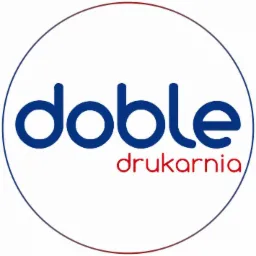 Logo firmy Doble Drukarnia, nazwa firmy w kolorze niebieskim, a słowo drukarnia w kolorze czerwonym, całość w okręgu z gradientem kolorów.
