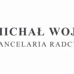 Logo kancelarii radcy prawnego Michała Wojtyniaka z literą M stylizowaną na kolumny w kolorze granatowym z żółtym rombem pośrodku.