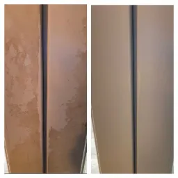 Por&oacute;wnanie: fragment okna PCV przed i po czyszczeniu, widoczne zacieki i zabrudzenia usunięte.