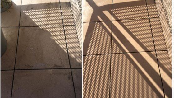 Częściowo umyta, kwadratowa, kamienna podłoga balkonu w ostrym świetle słonecznym, z wyraźnymi cieniami barierki, ukazująca różnicę przed i po czyszczeniu.