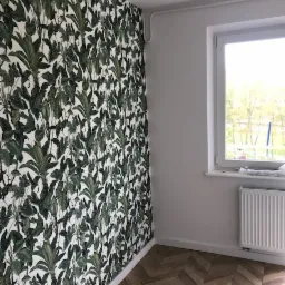 Wykonanie gładzi z malowaniem, ułożenie parkietu wraz z tapetowaniem ściany wedle projektu. Mieszkanie na wynajem