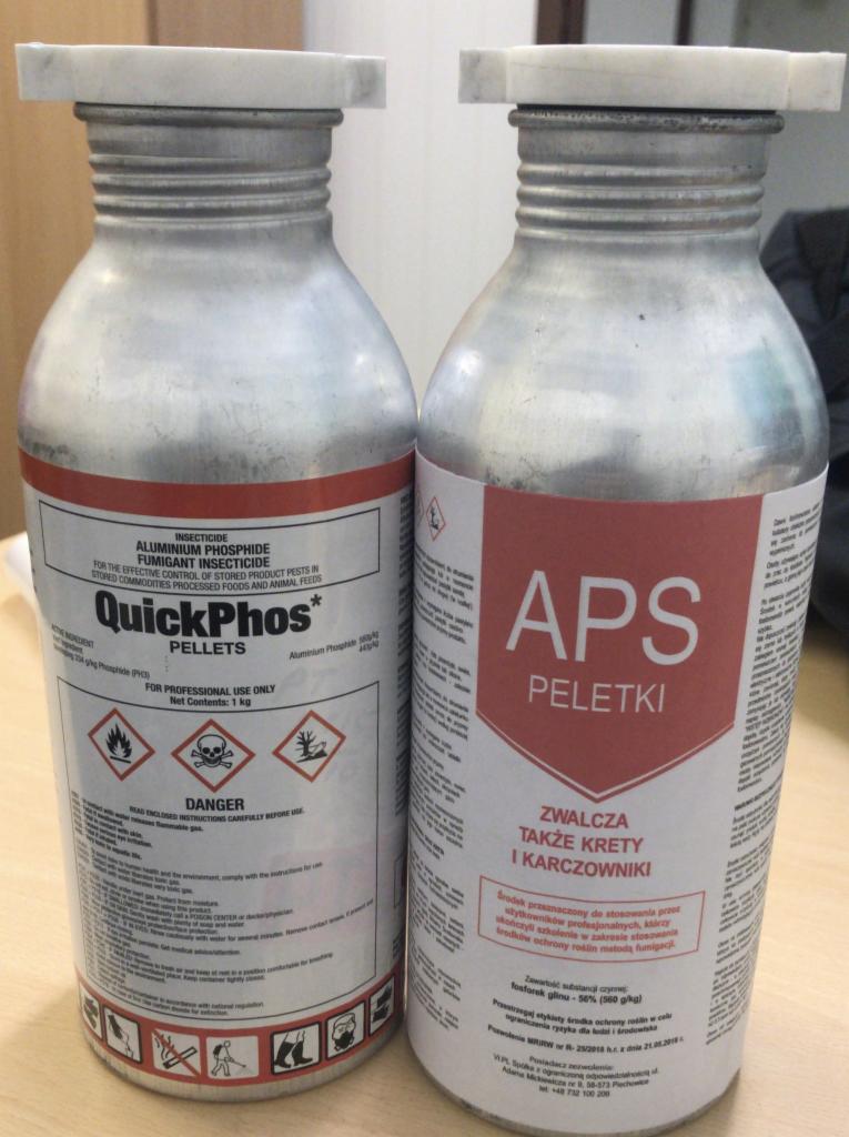 Dwie aluminiowe butelki z etykietami środków owadobójczych i fumigantów, widoczne ostrzeżenia o niebezpieczeństwie i instrukcje użytkowania.