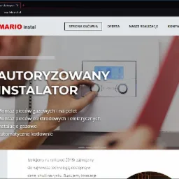 Fragment strony internetowej firmy Mario Instal z Lubania, prezentującej się jako autoryzowany instalator techniki Heiztechnik. Na pierwszym planie dłoń regulująca panel sterowania kotła grzewczego...