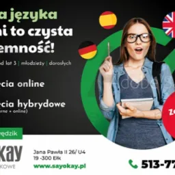 Reklama szkoły językowej Sayokay z wizerunkiem uśmiechniętej kobiety z notatnikiem i długopisem, otoczonej flagami różnych krajów i informacjami o kursach online i hybrydowych.