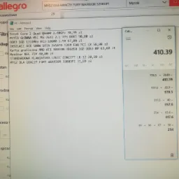 Zrzut ekranu z widocznym otwartym Notatnikiem z listą podzespołów komputerowych i kalkulatorem z wynikami obliczeń, na tle strony Allegro z wyszukiwaniem myszy dla graczy.