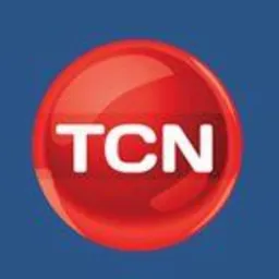 Czerwone, okrągłe logo firmy TCN na niebieskim tle.