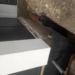 Fragment dachu z blachy trapezowej, ocieplenie styropianem i grunt w wykopie zabezpieczony folią kubełkową.