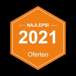 Pomarańczowa odznaka Oferteo 'Najlepsi 2021' na czarnym tle.