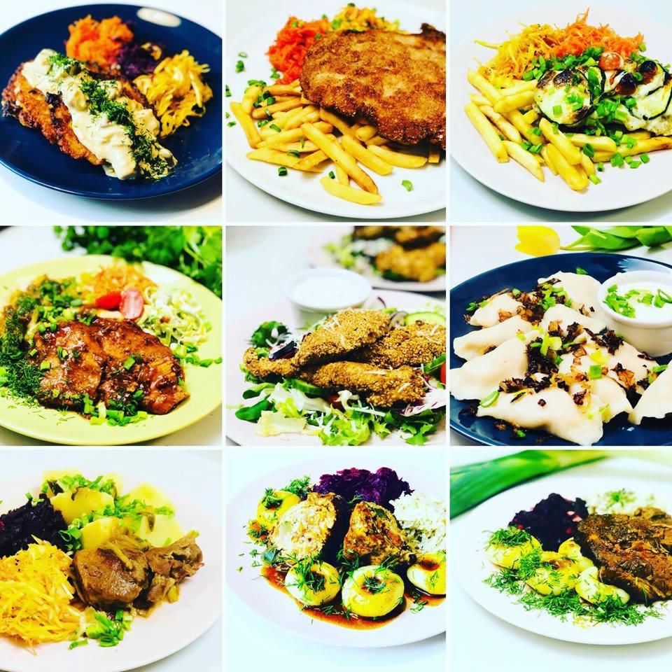 Kompilacja dziewięciu zdjęć różnych dań obiadowych: kotlet schabowy z frytkami, pierogi z cebulką, pieczone mięso z ziemniakami i surówkami, dania z warzywami i sosem, podane na talerzach na białym...