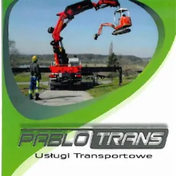 Grafika reklamowa firmy Pablo Trans z ciężarówką z dźwigiem podnoszącą minikoparkę, widoczny pracownik w stroju roboczym i logo firmy.