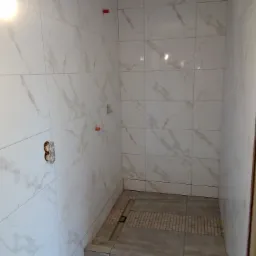 Prysznic z odplywem liniowym