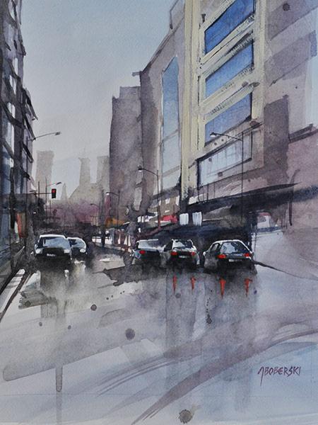 Akwarelowa ilustracja miejskiego krajobrazu: mokra ulica po deszczu odbija budynki i samochody w szaro-niebieskiej tonacji, sygnowana w prawym dolnym rogu.