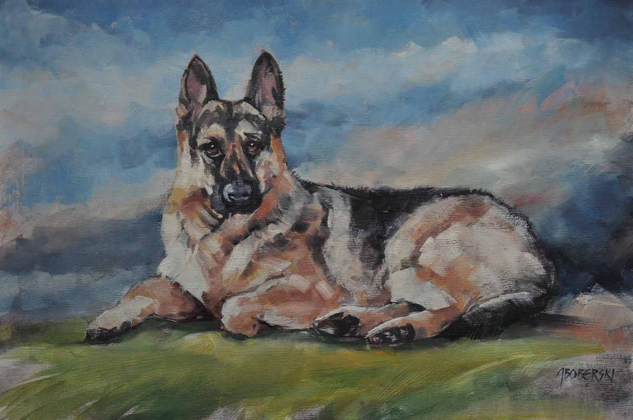 Olejny portret owczarka niemieckiego leżącego na zielonej trawie, z abstrakcyjnym, błękitnym tłem przypominającym niebo z chmurami. Widoczny podpis artysty w prawym dolnym rogu.