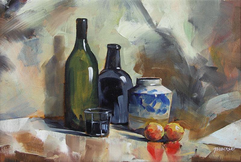 Olejny martwa natura: zielona butelka wina, ciemna butelka, wzorzysty wazon i dwa owoce na błyszczącej powierzchni, malowane w impresjonistycznym stylu z widocznymi pociągnięciami pędzla.