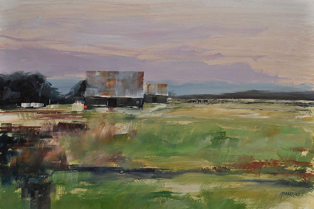 Pejzaż olejny przedstawiający rustykalne zabudowania gospodarcze na tle łąki o zachodzie słońca, z ekspresyjnymi pociągnięciami pędzla i widoczną sygnaturą autora w prawym dolnym rogu.