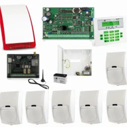 Zestaw komponentów systemu alarmowego: centrala, sygnalizator akustyczno-optyczny, czujniki ruchu, moduł komunikacyjny z anteną, akumulator i klawiatura sterująca z wyświetlaczem LCD.