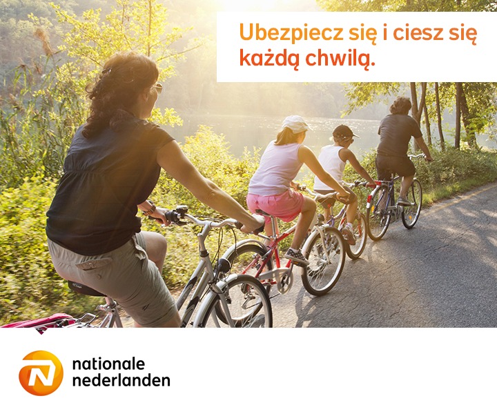Rodzina na rowerach, jadąca ścieżką w słoneczny dzień, w tle jezioro i zieleń, logo Nationale Nederlanden w dolnym rogu.