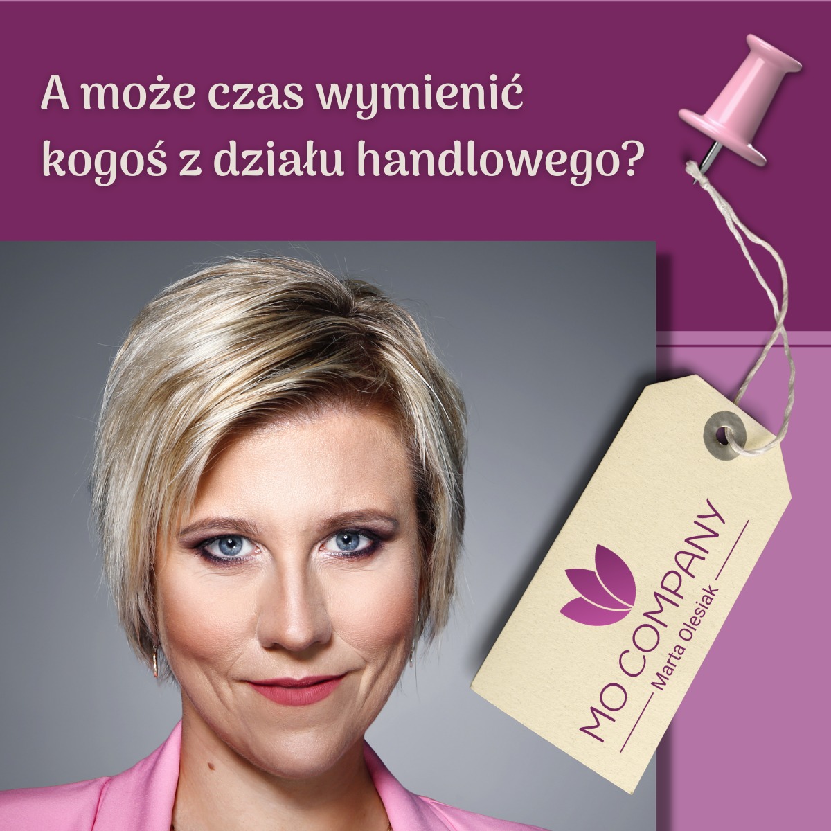 Portret kobiety z krótkimi blond włosami i niebieskimi oczami, obok niej etykieta z logo firmy 'MO Company - Marta Olesiak' przymocowana sznurkiem do różowej pinezki, nad nią pytanie 'A może czas...