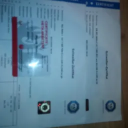 Skan dokumentu z certyfikatem spawalniczym i hologramem, widoczne logo TÜV.