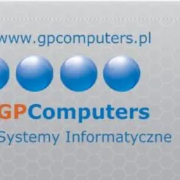 Logo firmy GPComputers Systemy Informatyczne z adresem strony internetowej i czterema niebieskimi kulami na szarym tle w kształcie plastra miodu.