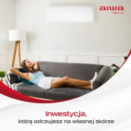 Kobieta relaksuje się na szarej sofie w salonie z zamontowanym klimatyzatorem marki Aiwa na ścianie.