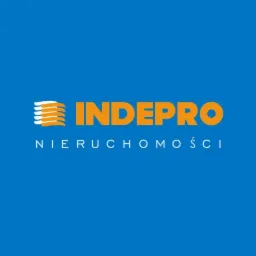 Logo firmy INDEPRO Nieruchomości na niebieskim tle, z pomarańczowym napisem i abstrakcyjnym symbolem z lewej strony.